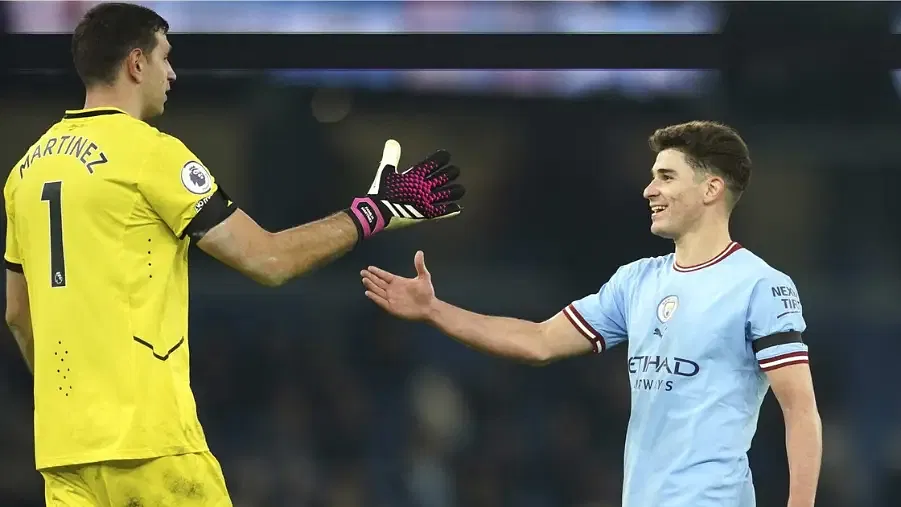 &#8220;You do that to me and…&#8221; Emiliano Martinez fires a hilarious warning to Julian Alvarez after Atletico forward scores Paneka penalty against Real Madrid